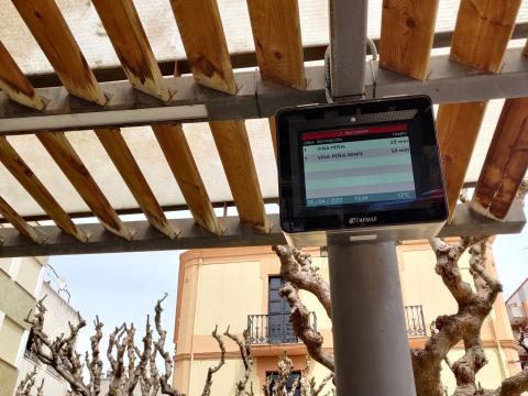 La Generalitat instal·la a les parades de bus pantalles amb informació dels temps d’espera