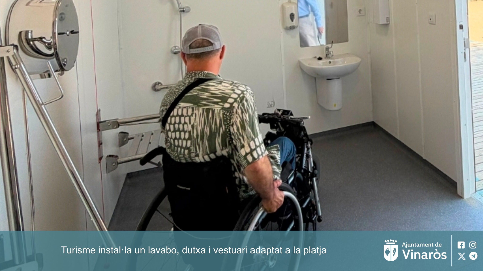 Turismo instala un lavabo, ducha y vestuario adaptado en la playa