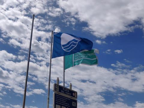 Vinaròs iza las Banderas Azules en las playas del Fora Forat y el Fortí