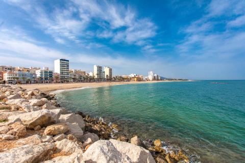 Cierre temporal de la playa del Fortí por la presencia de restos de hidrocarburos en el agua