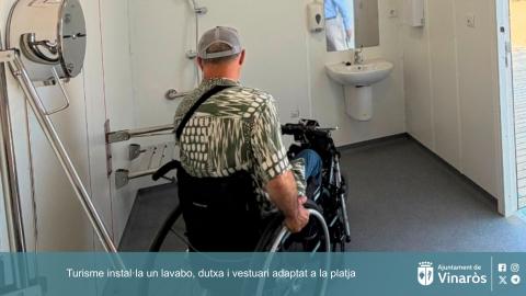 Turismo instala un lavabo, ducha y vestuario adaptado en la playa
