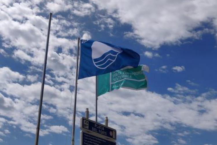 Vinaròs iza las Banderas Azules en las playas del Fora Forat y el Fortí