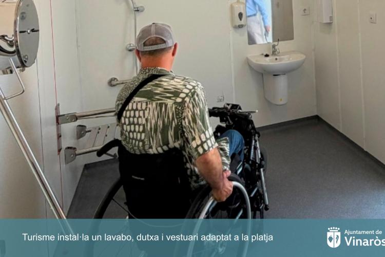 Turismo instala un lavabo, ducha y vestuario adaptado en la playa