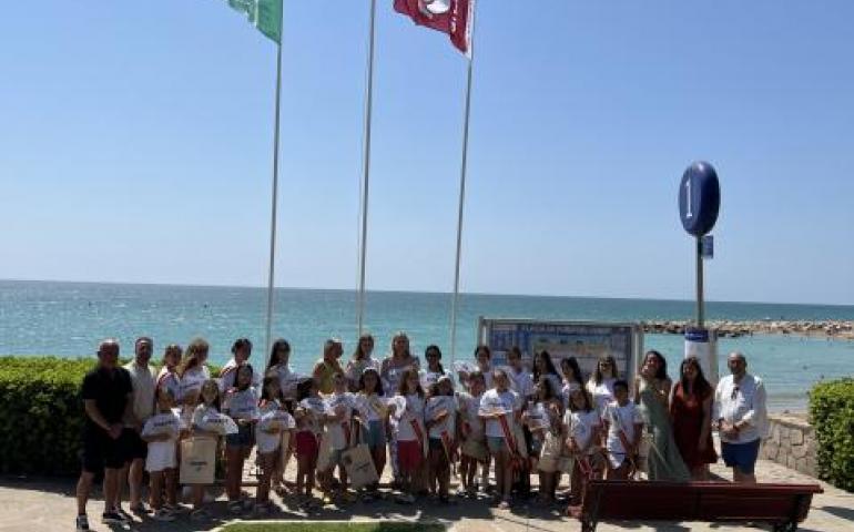 Vinaròs iza las Banderas Azules en las playas de Fora del Forat y Fortí 2025