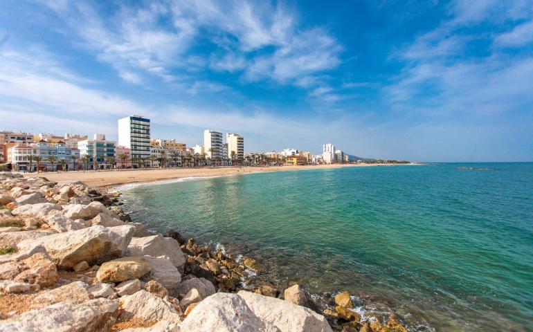 Cierre temporal de la playa del Fortí por la presencia de restos de hidrocarburos en el agua