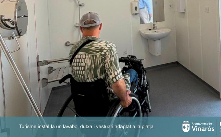 Turismo instala un lavabo, ducha y vestuario adaptado en la playa